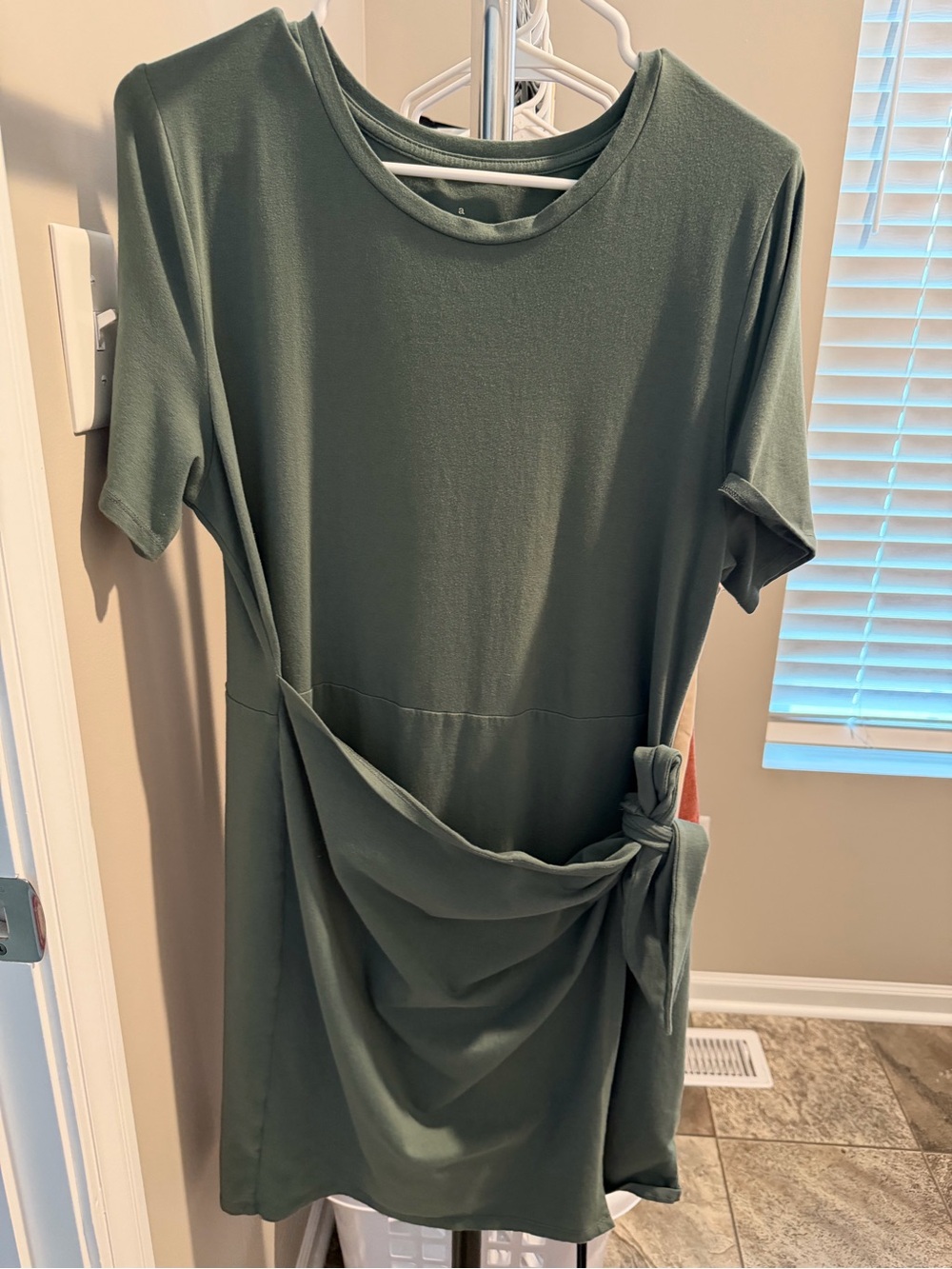Women's Short Sleeve Green Knot-Detail Dress